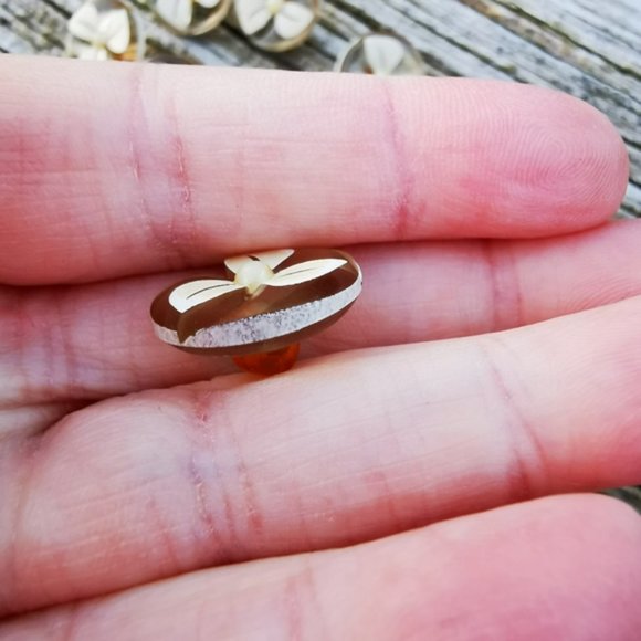 Vintage Lot of 8 Clear Plastic Buttons with White Flower Design and Faux Pearl - Picture 2 of 10
